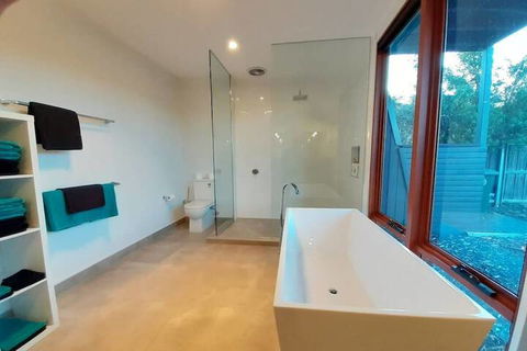 Amazing Unique Five-Star Waterfront Retreat - Holiday Byron Bay 6