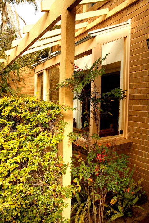 Adelaide Heritage Cottages & Apartments - Holiday Byron Bay 2