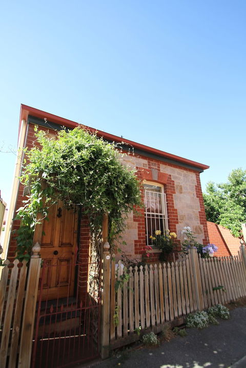 Adelaide Heritage Cottages & Apartments - Holiday Byron Bay 1