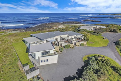 HEARNS BEACHSIDE VILLA 2 - Holiday Byron Bay 0