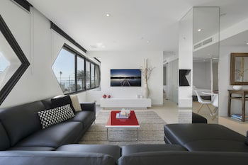 ELAINE, 2BDR St.Kilda Apartment - Holiday Byron Bay 0