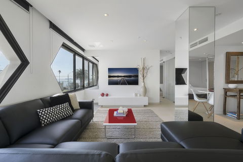 ELAINE, 2BDR St.Kilda Apartment - Holiday Byron Bay 1