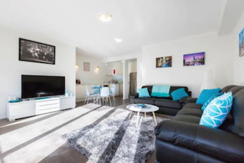 AMAL, 1BDR North Melbourne Apartment - Holiday Byron Bay 0