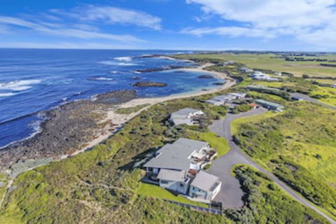 HEARNS BEACHSIDE VILLA 1 - Holiday Byron Bay 0