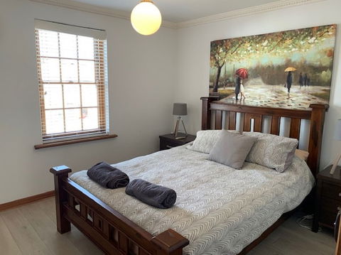 Adelaide Style Accommodation Near City - Holiday Byron Bay 2