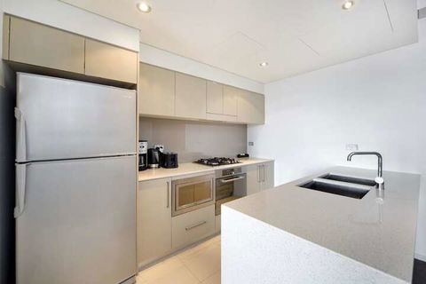 Astra Apartments Sydney - George St - Holiday Byron Bay 2