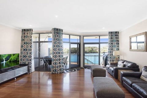 Absolute Creek Front Villa - Holiday Byron Bay 2