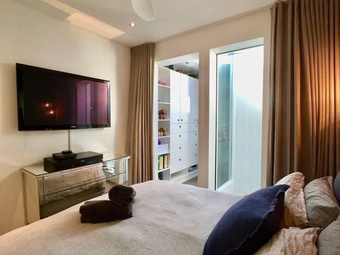3 Storey Home Close Walk To Fox Studios SCG & City - Holiday Byron Bay 1