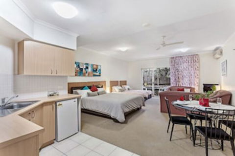 Zenith Studio Unit 3, 10 Messines Street - Holiday Byron Bay 0