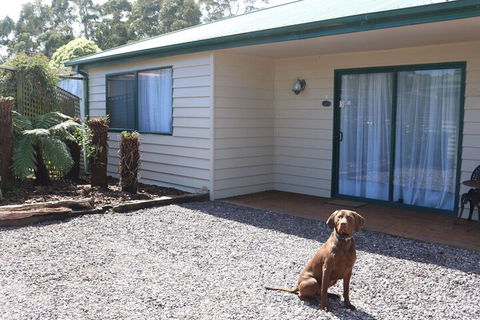 Meredith House & Apartments Strahan - Holiday Byron Bay 2