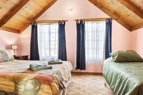 Meredith House & Apartments Strahan - Holiday Byron Bay 6
