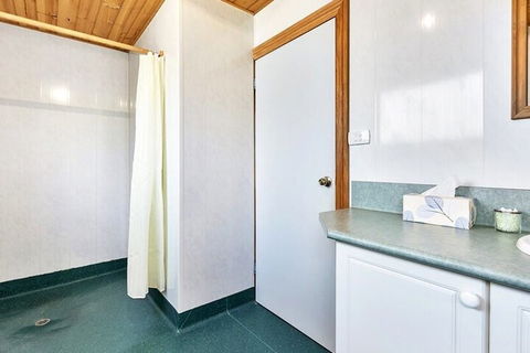 Meredith House & Apartments Strahan - Holiday Byron Bay 5