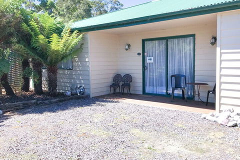Meredith House & Apartments Strahan - Holiday Byron Bay 1
