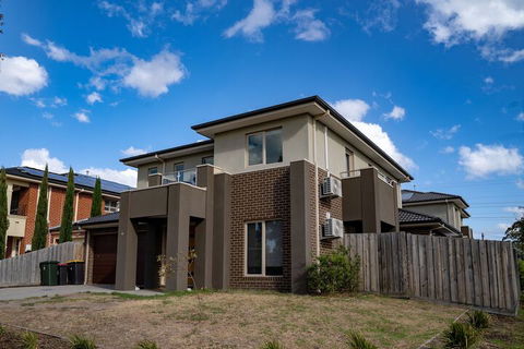 AUJOY 4 Bed Townhouse Glen Waverley - Holiday Byron Bay 1