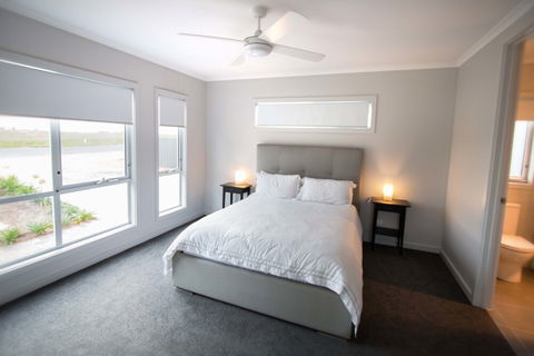 Wellington Lake Retreat - Holiday Byron Bay 4
