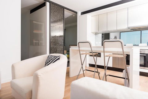 Gorgeous CBD Apartment With Bay View! - Holiday Byron Bay 2