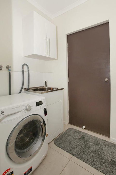 6 Petrie Ave Marcoola Pet Friendly Linen Supplied - Holiday Byron Bay 1