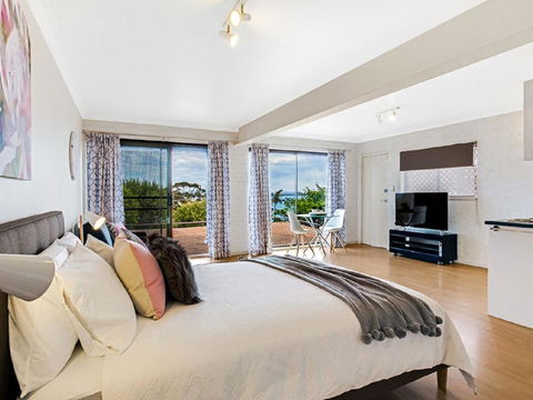 The Bay 25 Wallawa Rd Huge Home With Aircon Spectacular Views & Chromecast - Holiday Byron Bay 1