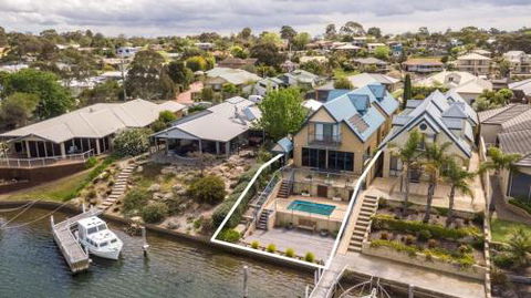 The Loft Waterfront With Private Pool - Holiday Byron Bay 4