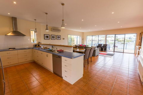 The Loft Waterfront With Private Pool - Holiday Byron Bay 3