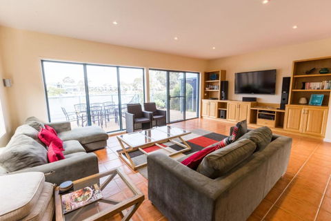 The Loft Waterfront With Private Pool - Holiday Byron Bay 7