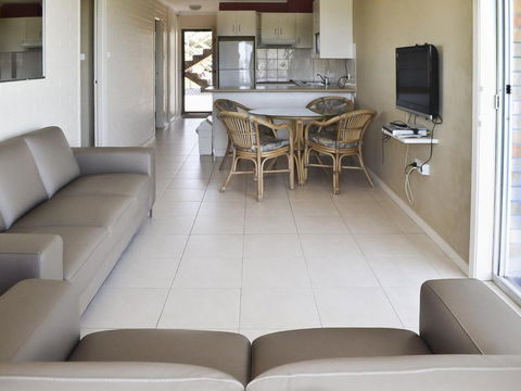 Fairholme 5 Opposite Lake - Holiday Byron Bay 4