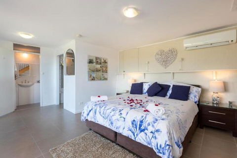 Absolute Oceanfront Cottage - Holiday Byron Bay 2
