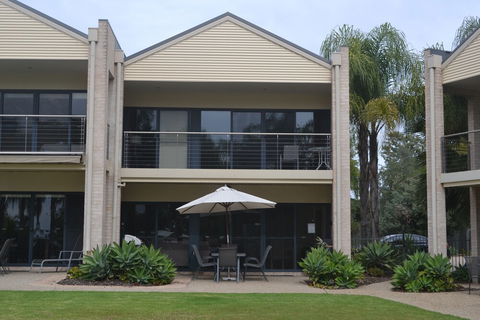 Elsinor Townhouse 4 Mulwala - Holiday Byron Bay 1