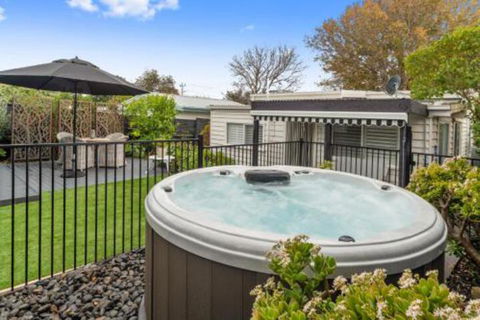 Amber Cottage Luxury Seaside Retreat With Outdoor Spa! - Holiday Byron Bay 4