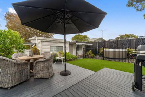 Amber Cottage Luxury Seaside Retreat With Outdoor Spa! - Holiday Byron Bay 0