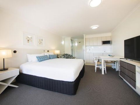 Apartments At 2 Landsborough - Holiday Byron Bay 4