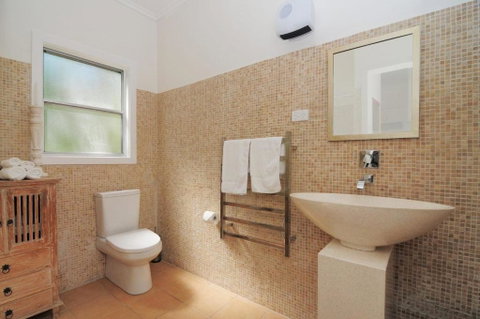 Love Shack 1 Bedroom Cosy Cottage! - Holiday Byron Bay 1