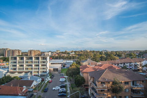 Convenient Rockdale Apartment Next To Station & Beach - Holiday Byron Bay 1