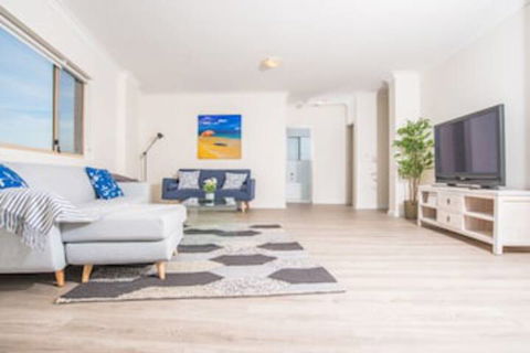 Convenient Rockdale Apartment Next To Station & Beach - Holiday Byron Bay 0