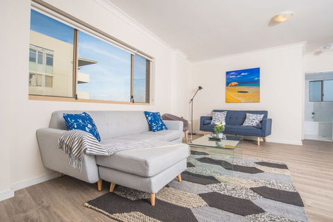 Convenient Rockdale Apartment Next To Station & Beach - Holiday Byron Bay 2