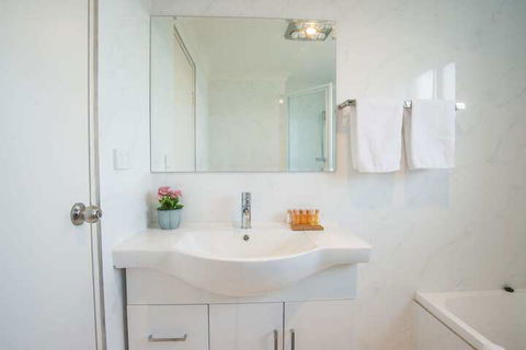 Convenient Rockdale Apartment Next To Station & Beach - Holiday Byron Bay 3