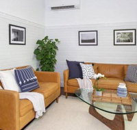 Ocean Mist Cottage across from pet friendly beach - Holiday Byron Bay