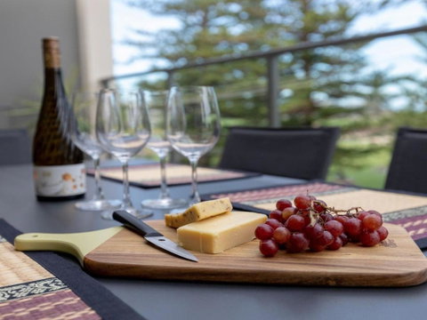 Shore To Please Comfort Cafes & Beaches - Holiday Byron Bay 6