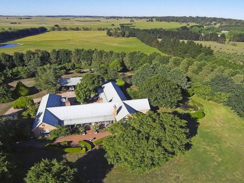 Sutton Downs Renovated Country Home On 100 Acres - Holiday Byron Bay 5