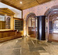 Upscale Polished King Street Suite - Holiday Byron Bay