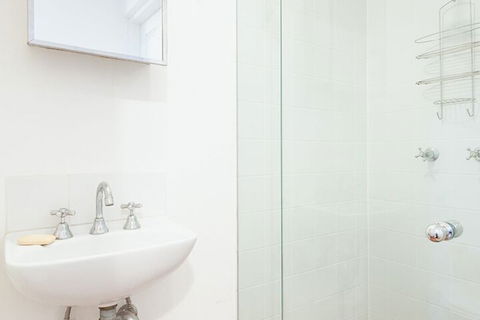 Charming Centrally Located 2 Bedroom Accommodation - Holiday Byron Bay 4