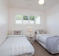 The White House Central Coolum with Spectacular Ocean Views  WiFi