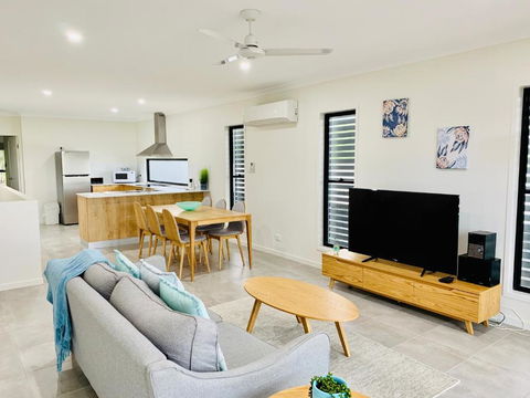 DAYDREAMING Airlie Beach Water Views & Only 200m To Boardwalk. - Holiday Byron Bay 1