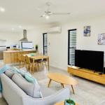 DAYDREAMING Airlie Beach Water Views & Only 200m To Boardwalk. - Holiday Byron Bay 0
