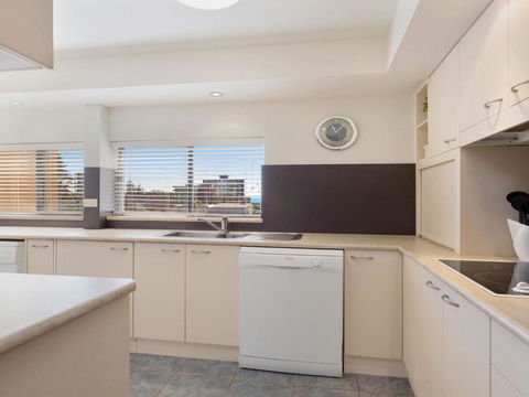 Garden Apartment At Forster Tower - Holiday Byron Bay 5