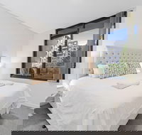 HomeHotel Stylish Apt next to Train  Westfield - Holiday Byron Bay