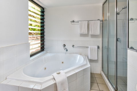 Oasis 1 Hamilton Island 2 Bedroom Apartment In Central Location With Golf Buggy - Holiday Byron Bay 5