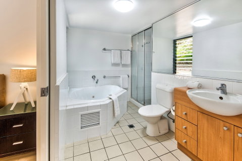 Oasis 1 Hamilton Island 2 Bedroom Apartment In Central Location With Golf Buggy - Holiday Byron Bay 3