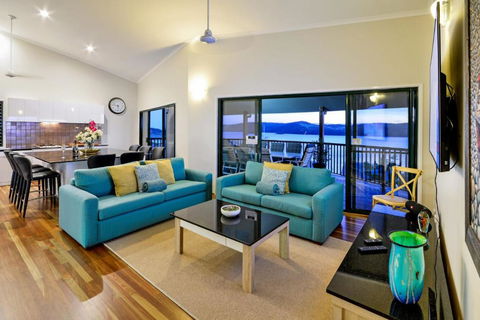 NEWLY BEAUTFULLY RENOVATED 16 The Casuarina 3 Bedroom House With 180 Degree Ocean Views - Holiday Byron Bay 6