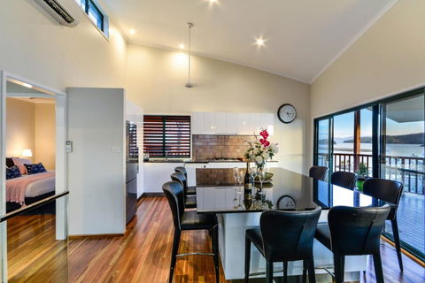 NEWLY BEAUTFULLY RENOVATED 16 The Casuarina 3 Bedroom House With 180 Degree Ocean Views - Holiday Byron Bay 5